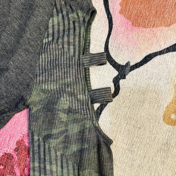 Long sleeve cut out top - Picture 4 of 4